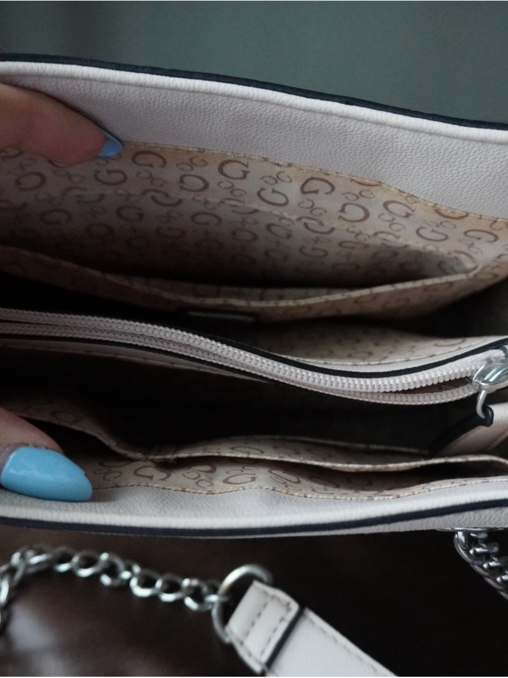 GUESS Cream Pink Logo-Embossed Chain Shoulder Bag with Silver Hardware - Picture 4 of 5